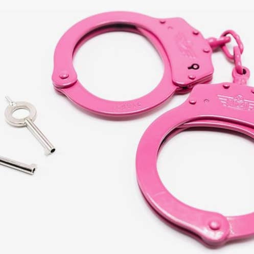 Menottes de police Uzi – Rose pour la vente par CALIBER GOURMET / CAMPCO