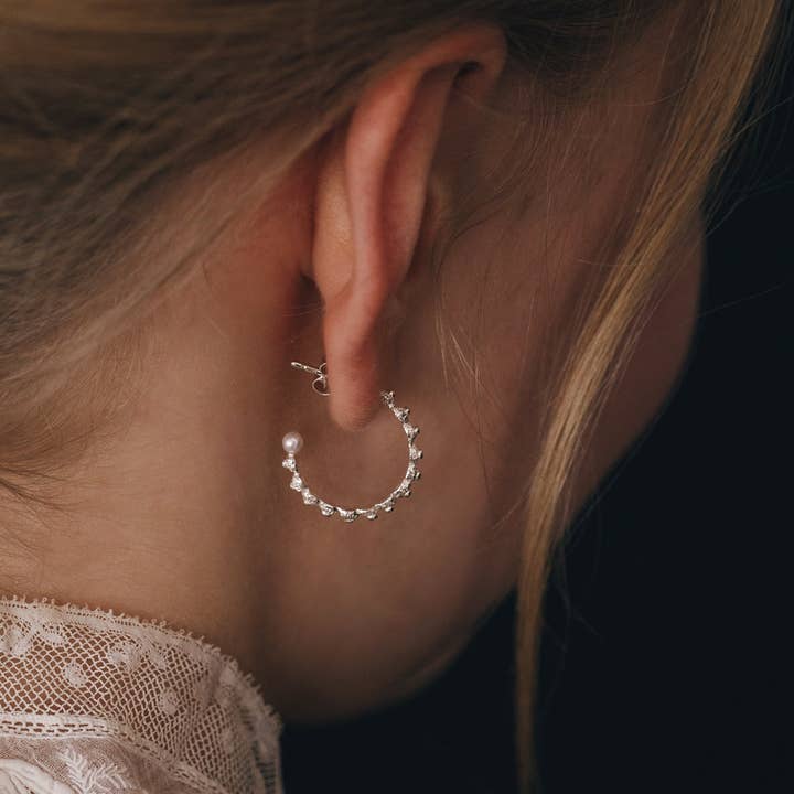 Brincos de prata únicos com pérolas – inspirados no botão de Zeeland X Rijksmuseum por atacado de Hester Zagt Sieraden