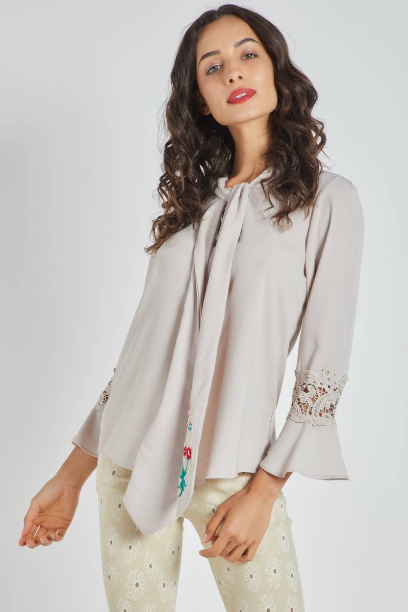 BanBat - Wholesale Blouse - Women's - Blouse with embroidered bow - LA-1903720