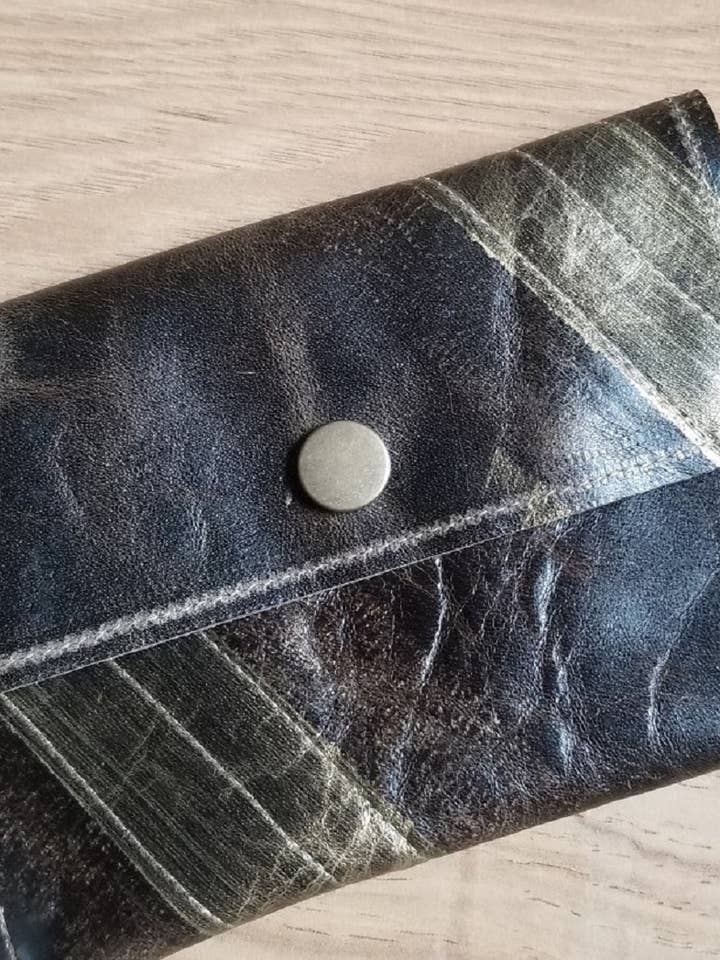 Porta biglietti da visita/carte di credito in pelle con anello portachiavi invecchiato per la vendita all'ingrosso da parte di Shift Clothier, Inc.