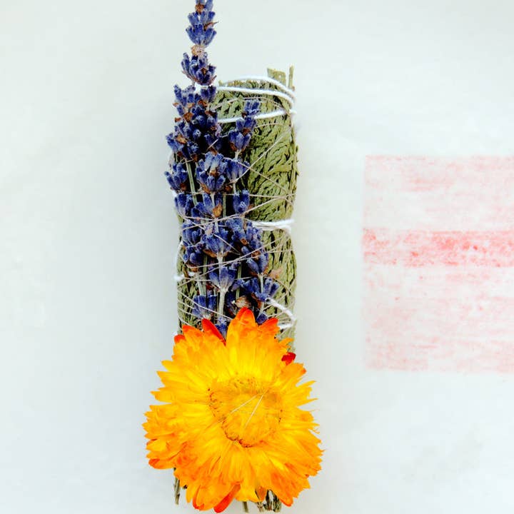 Mahala - Wholesale Smudge Stick - The Floral Smudge Stick – Cedar, Lavande de Provence & Helichrysum