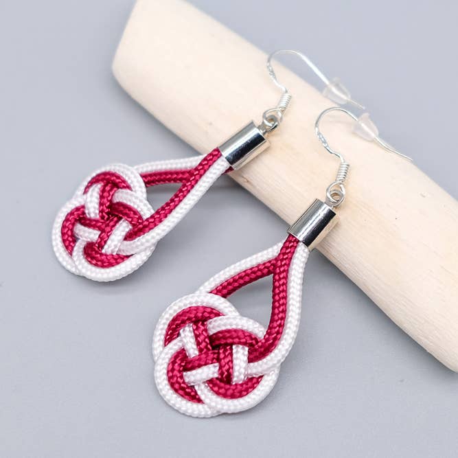 Boucle d'oreille argent en paracord blanc et bordeaux pour la vente par La Fabrique du Noeud