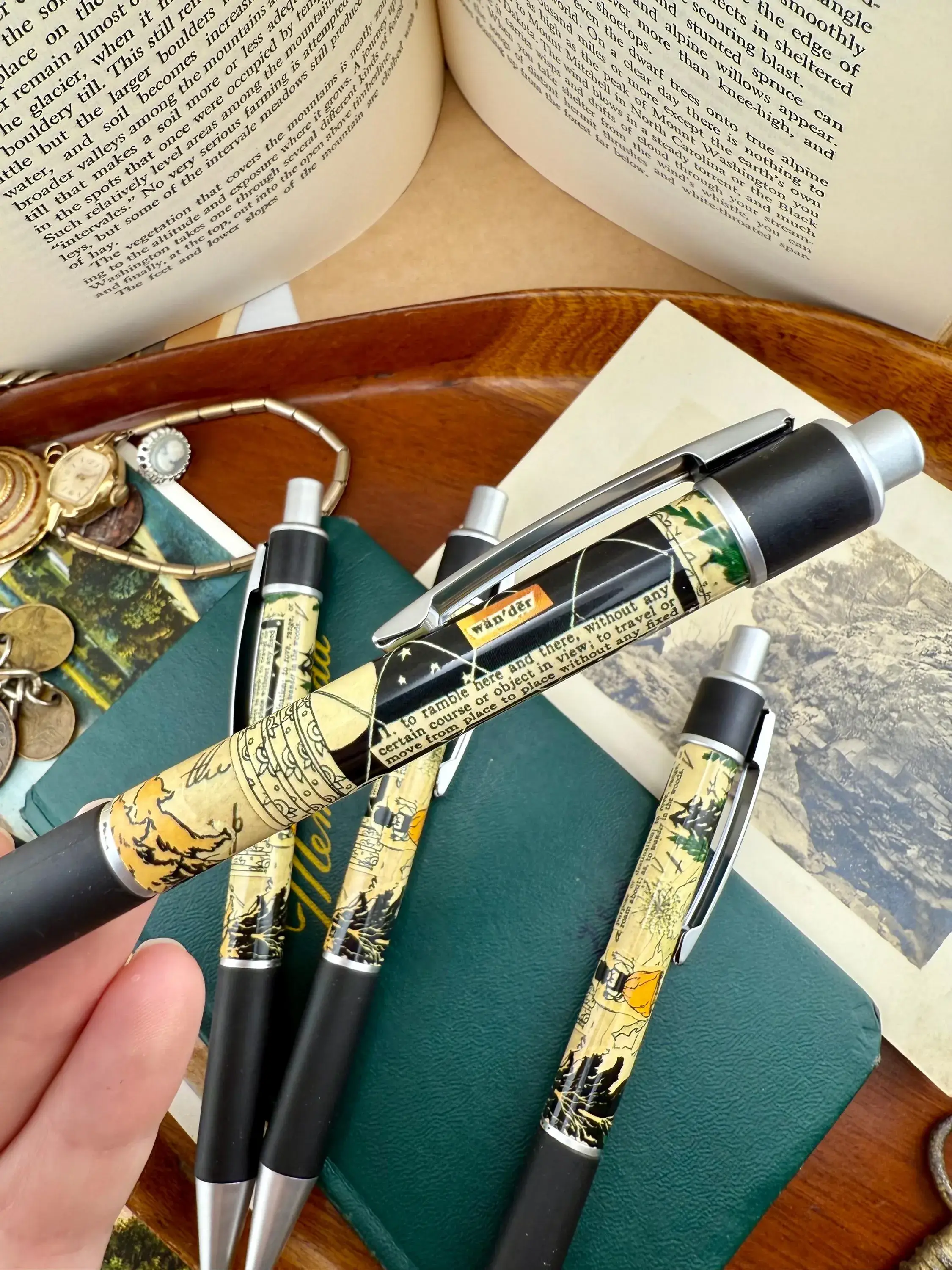 Corkscrew Curiosities - Vente Stylos - Art mural collage imprimé Wanderlust Pen4