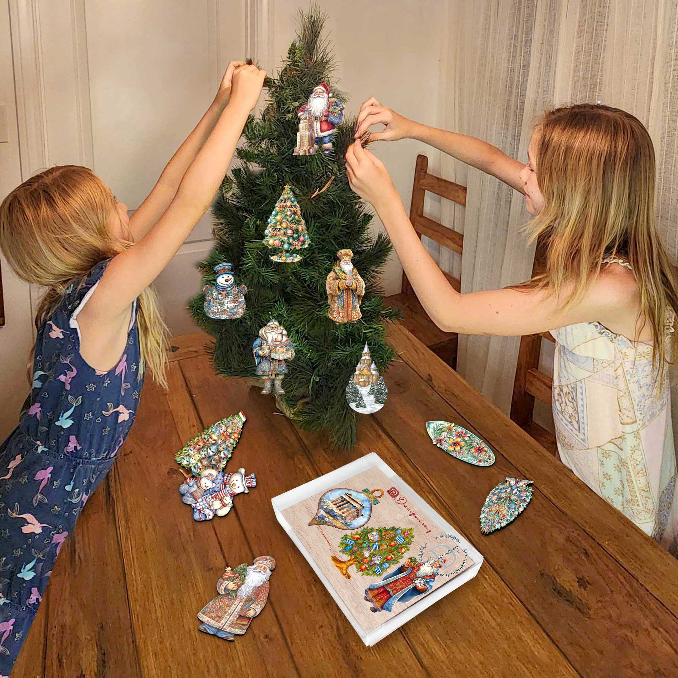 Designocracy – Großhandel Verzierungs-Set – Griechenland inspirierte Santa Eco Holzornamente Set aus 34