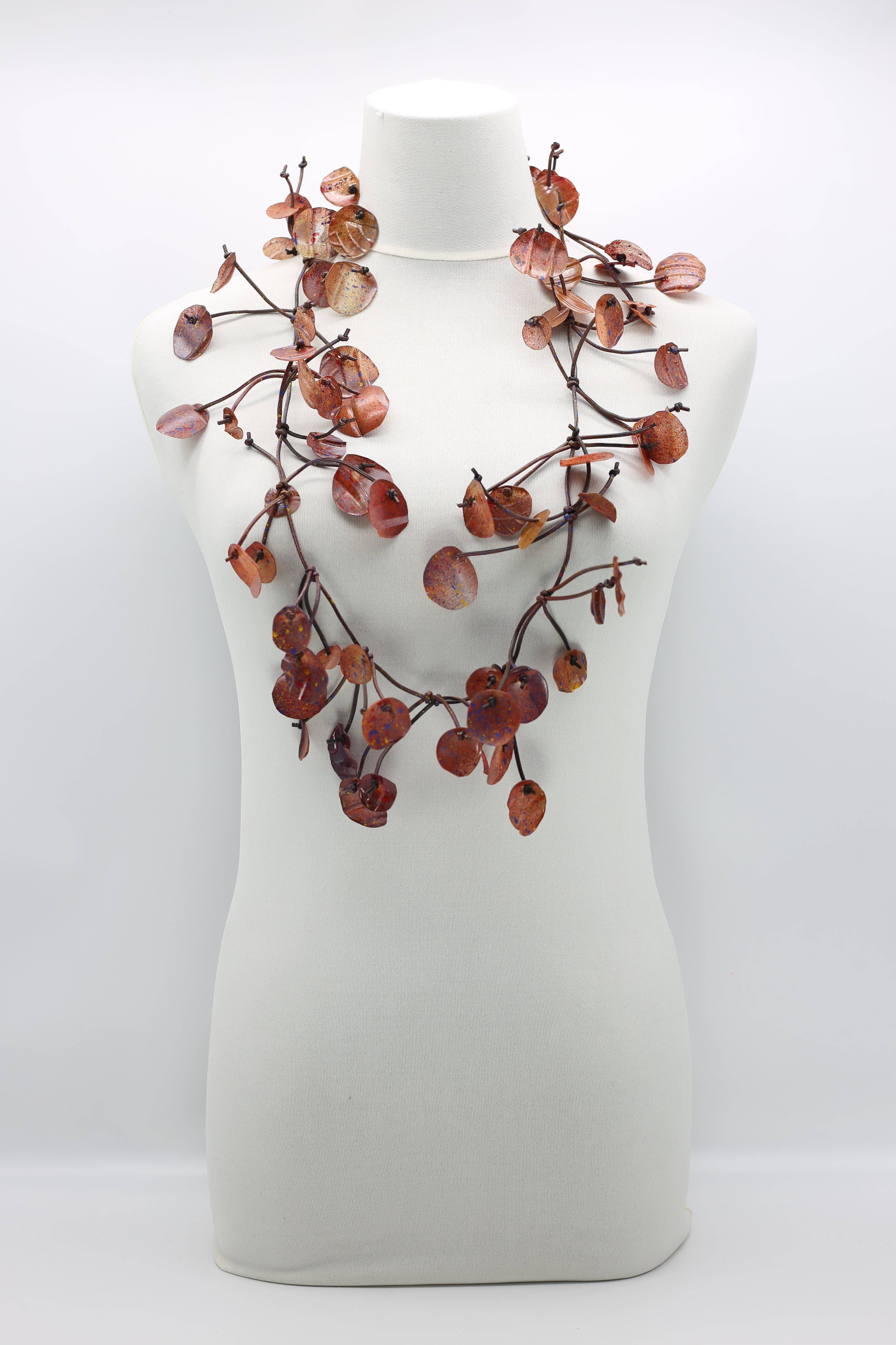 Jianhui London – Großhandel Statement-Halsketten – Halskette mit Seerosenblättern aus recyceltem Kunststoff, lang, handbemalt17