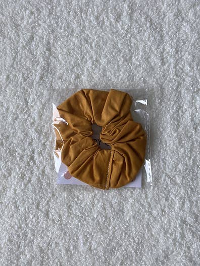 Scrunchie Mostaza para venta al por mayor de Made by Gabbee