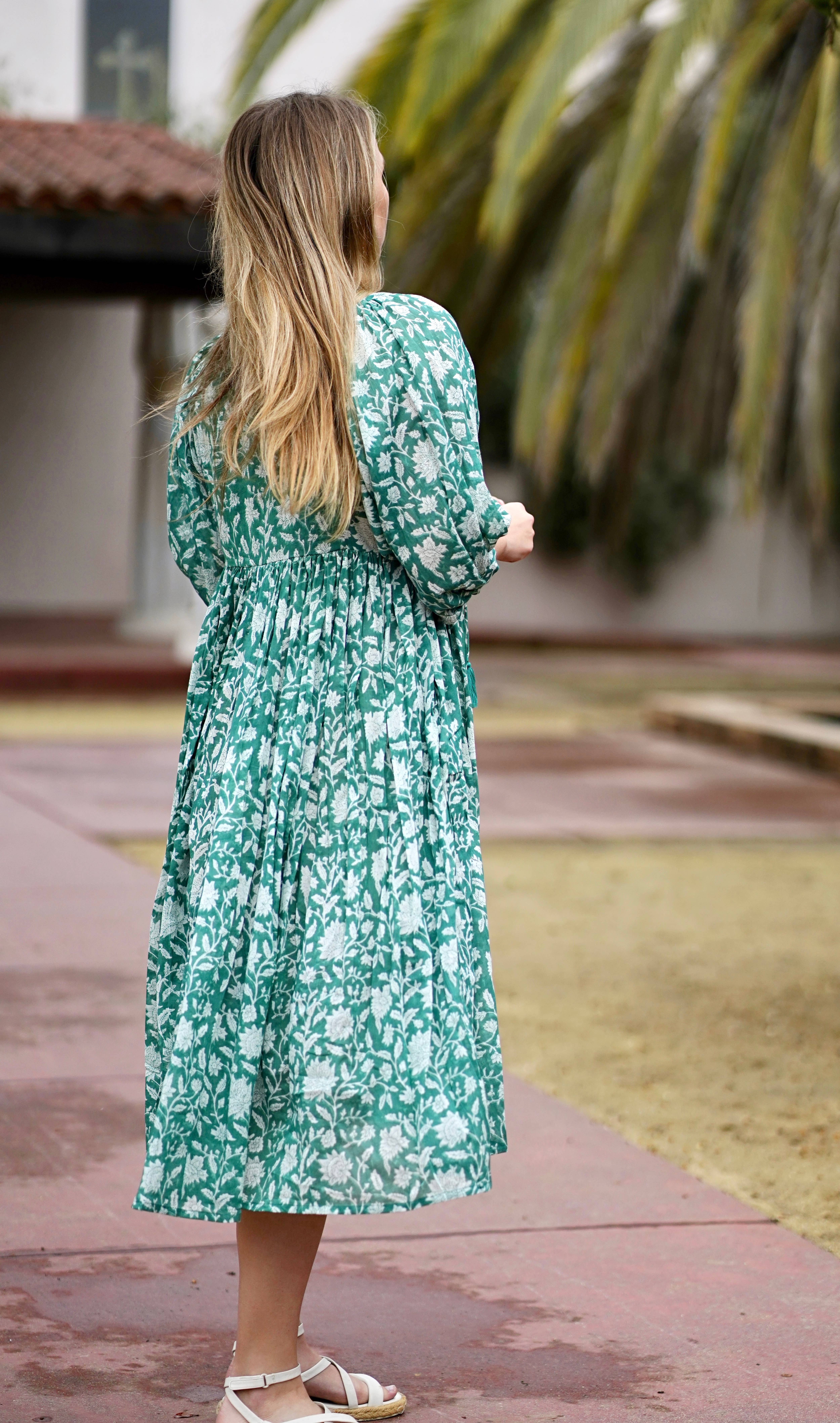 Bosque Verde Vestido midi Mylah con estampado en bloques, color verde bosque de venta al por mayor en Faire5