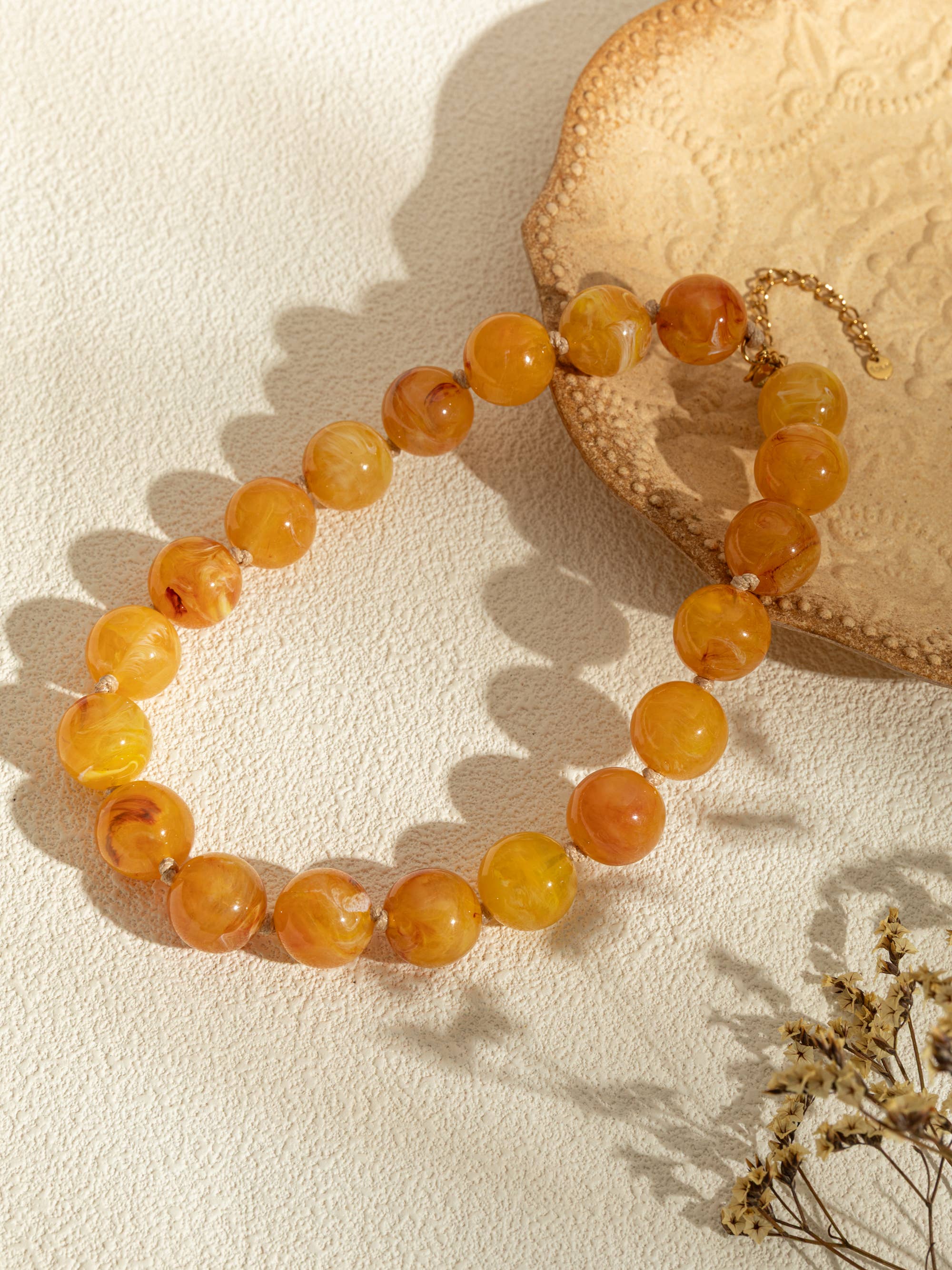 COSMOS - Wholesale Beaded/Pearl Necklace - Round colored resin pearl necklaces and elegant gold chain0