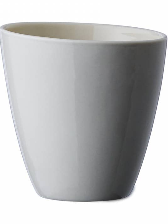 Tasse Inclinée Tasse à Café en Porcelaine Inclinée pour la vente par Anne Black