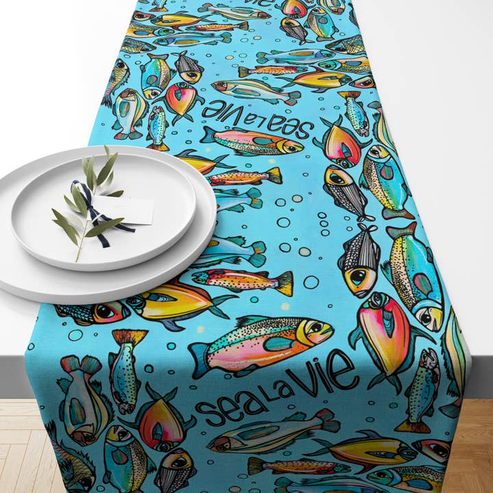 Chemin de table Fish, Sea La Vie, linge de cuisine bleu, coloré pour la vente par Atelier Vero Wholesale