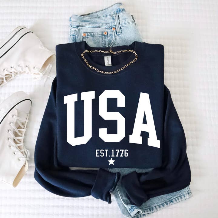 Sweatshirt unisexe patriotique blanc USA Est 1776 250e pour la vente par Trendznmore - Modern Graphic Apparel