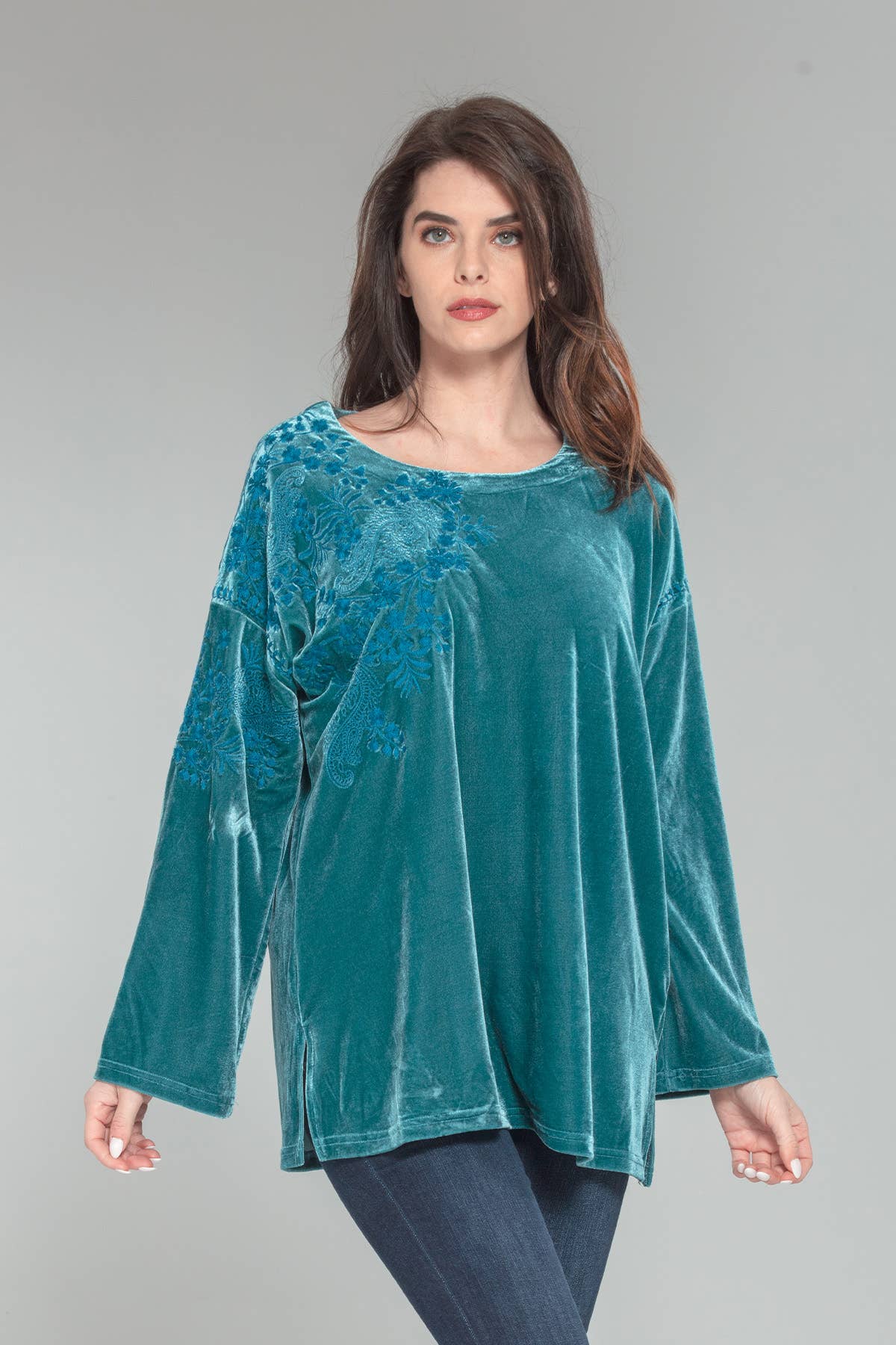 Paparazzi - Venta al por mayor Blusa - Mujer - Top de terciopelo elástico con bordado tonal en hombro 1321-MAT12