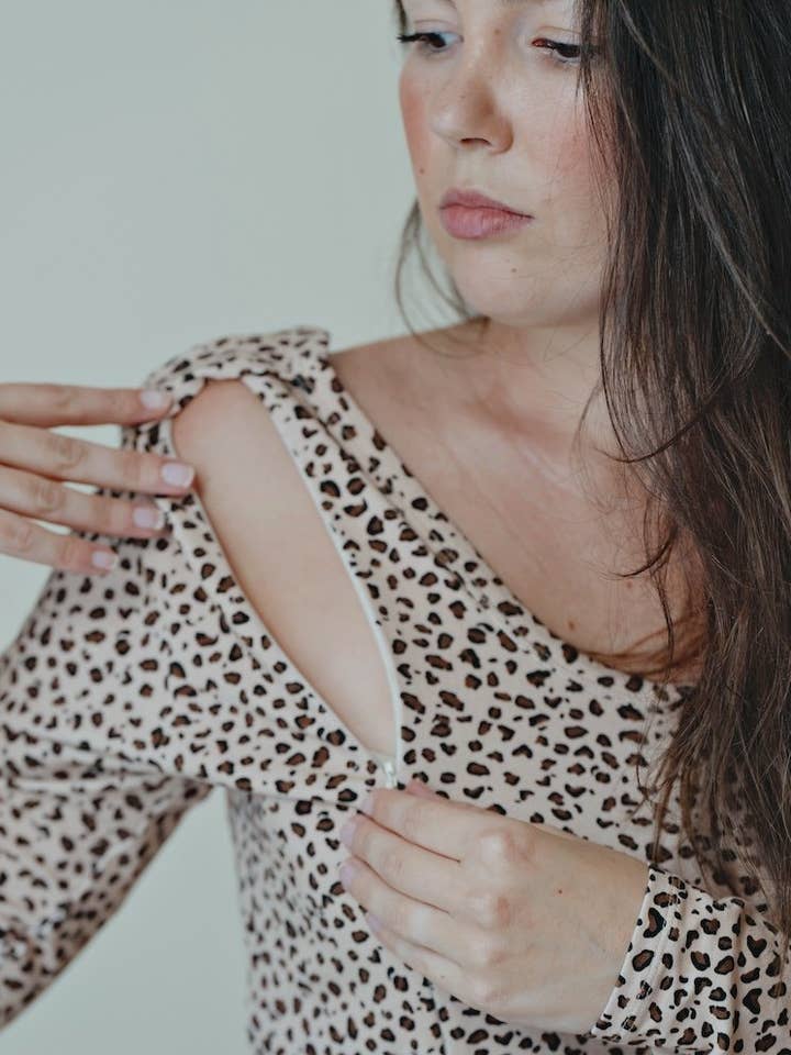Robe longue d’allaitement Graou léopard dos nu pour la vente par You&Milk