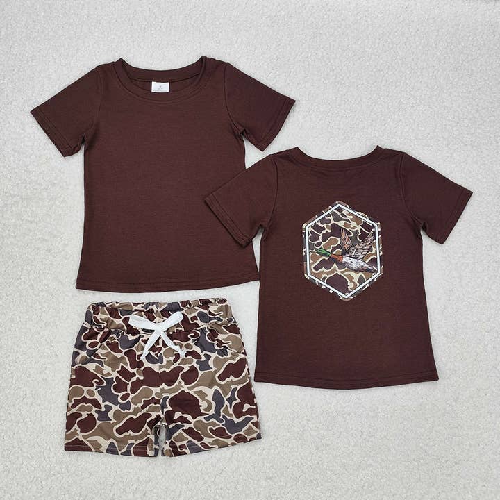 Ensemble de vêtements pour bébés garçons : haut à poche avec motif camouflage marron et short. pour la vente par Aier Wholesale