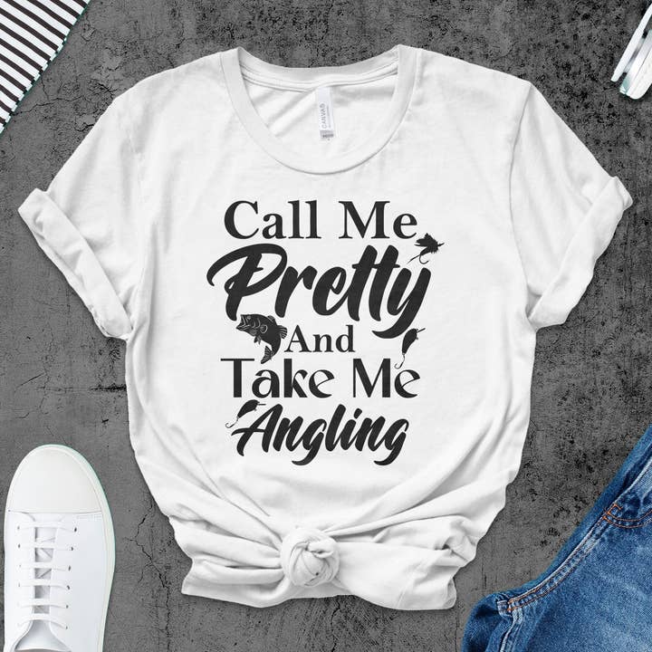 T-shirt de pêche pour femmes Call Me Pretty And Take Me Angling, tenue de pêcheur élégante, vêtements de pêche décontractés, cadeau pour pêcheuse pour la vente par FreakyTeeFactory
