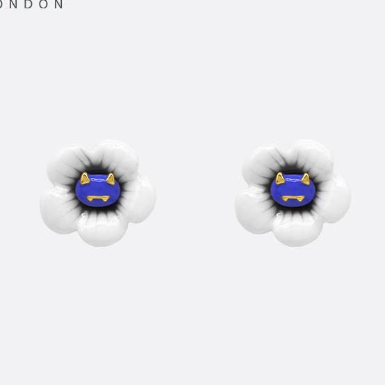 Boucle d'oreille clou émail blanc monstre pour la vente par SAHI LONDON LTD