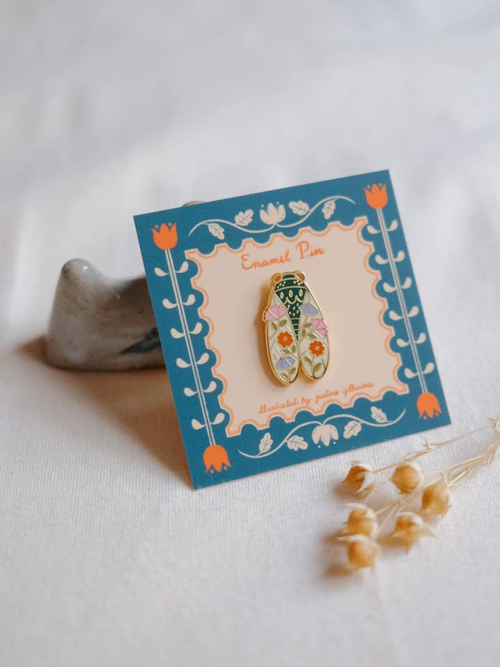 Épingle en émail Cicada pour la vente par Justine Gilbuena