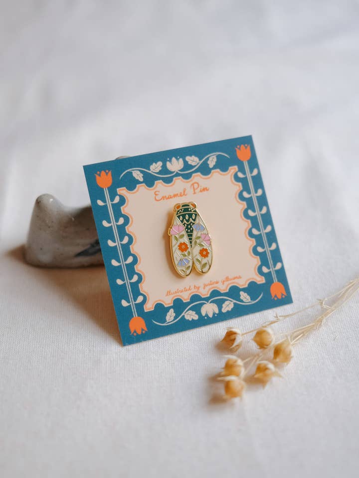 Épingle en émail Cicada pour la vente par Justine Gilbuena