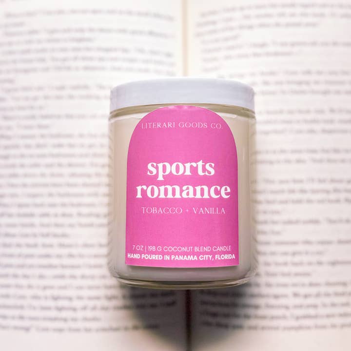 Literari Goods, Co | Book Themed Candles + Gifts - Venta al por mayor Velas en tarros - Romance Book Candle, mercancía de librería, lector de libros de regalo