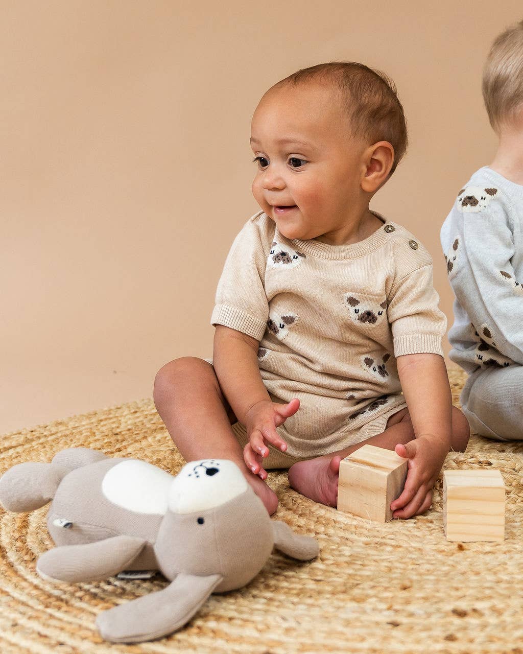 Heather de aveia Babygrow em Malha Jacquard com Cão Frenchie (Algodão Orgânico) para venda a revendedores na Faire2