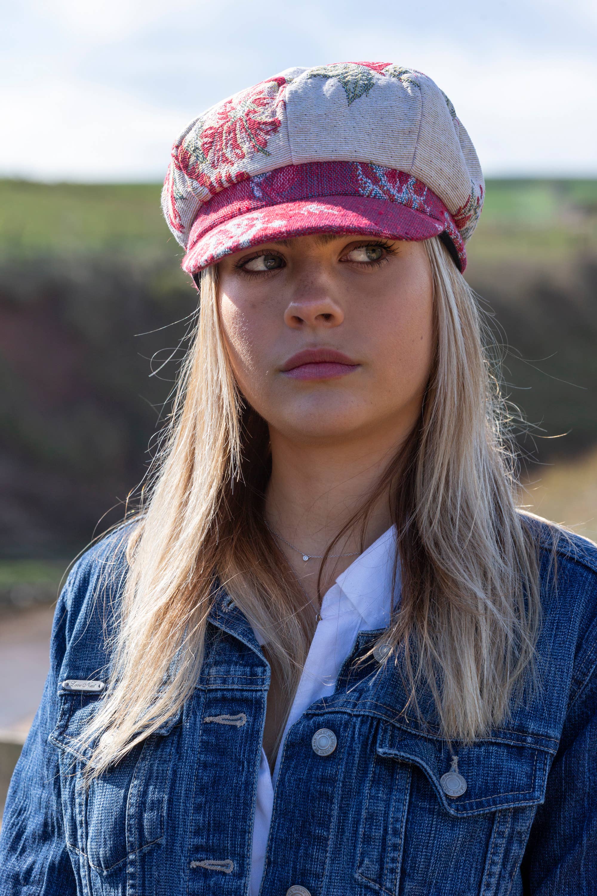 Proppa Toppa Hats - Vente Casquette gavroche – femme - Casquette Baker Boy en Brocart Floral Crème et Rouge pour Femme1