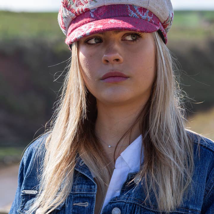 Proppa Toppa Hats - Vente Casquette gavroche – femme - Casquette Baker Boy en Brocart Floral Crème et Rouge pour Femme1