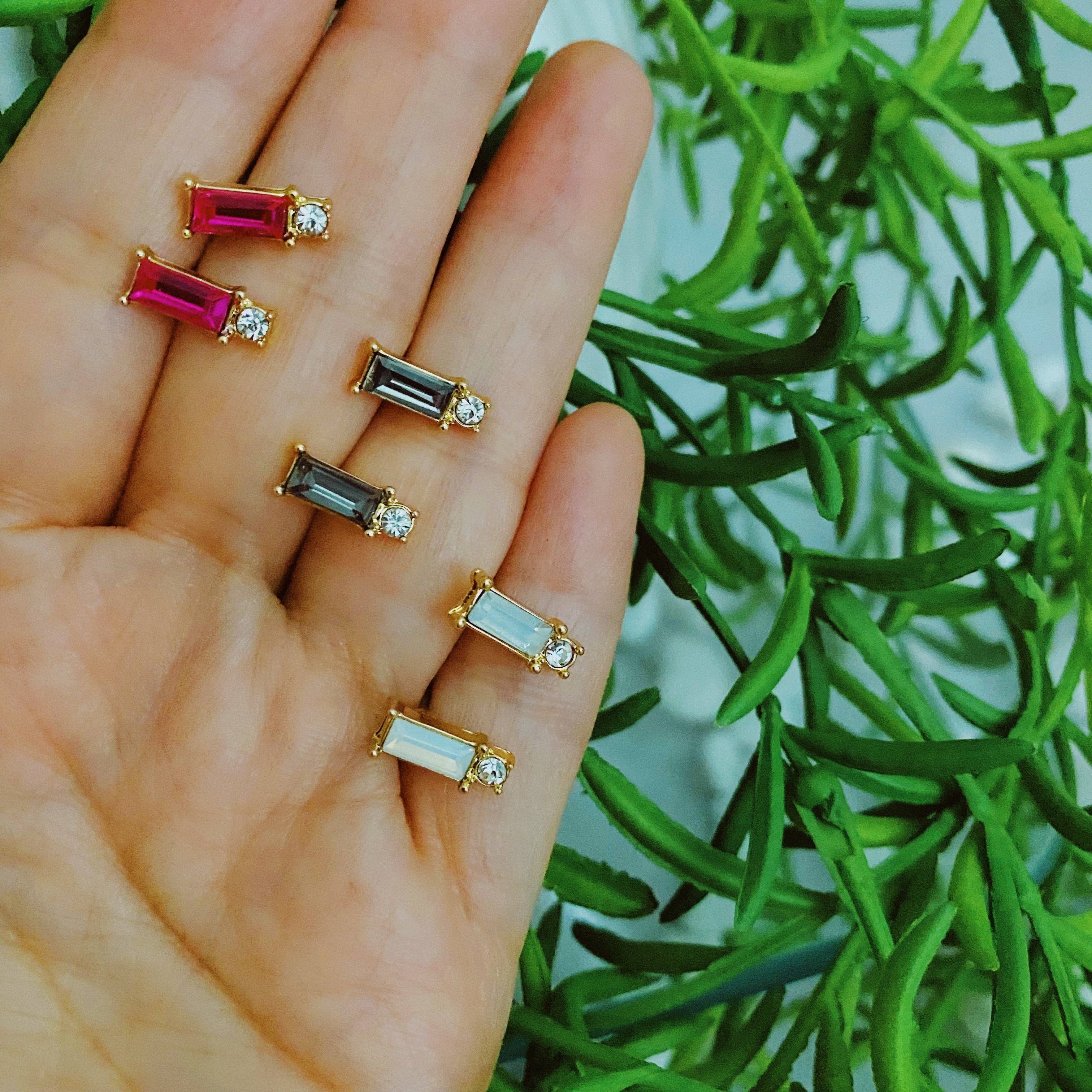 Ellison+Young - Vendita all'ingrosso Orecchini a bottone - Orecchini a perno con pietra taglio baguette10