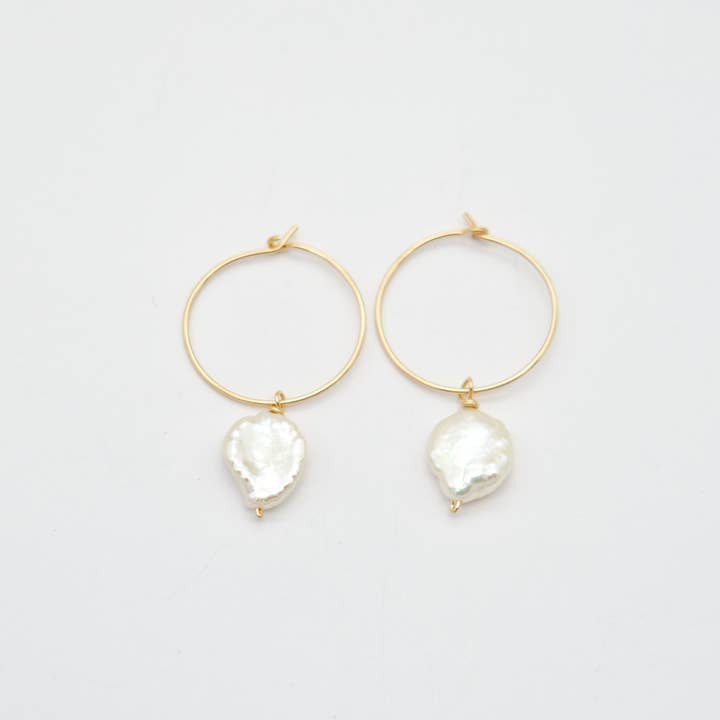 Orecchini a cerchio dorati con perle keshi per la vendita all'ingrosso da parte di Sista Jewelry