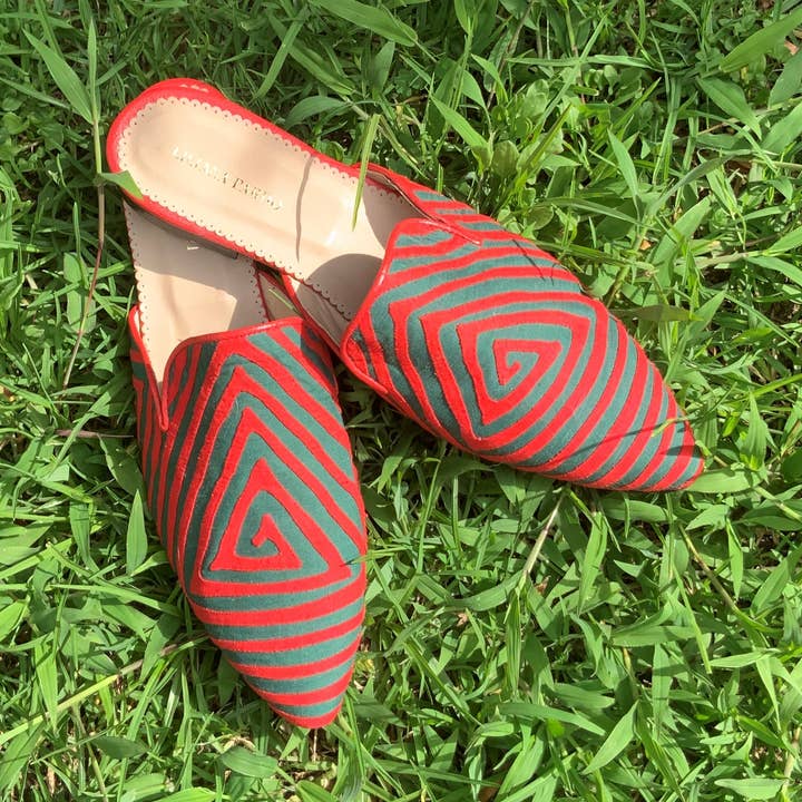 Mules plates Mola rouge et verte taille 42 pour la vente par Liliana Pardo Atelier