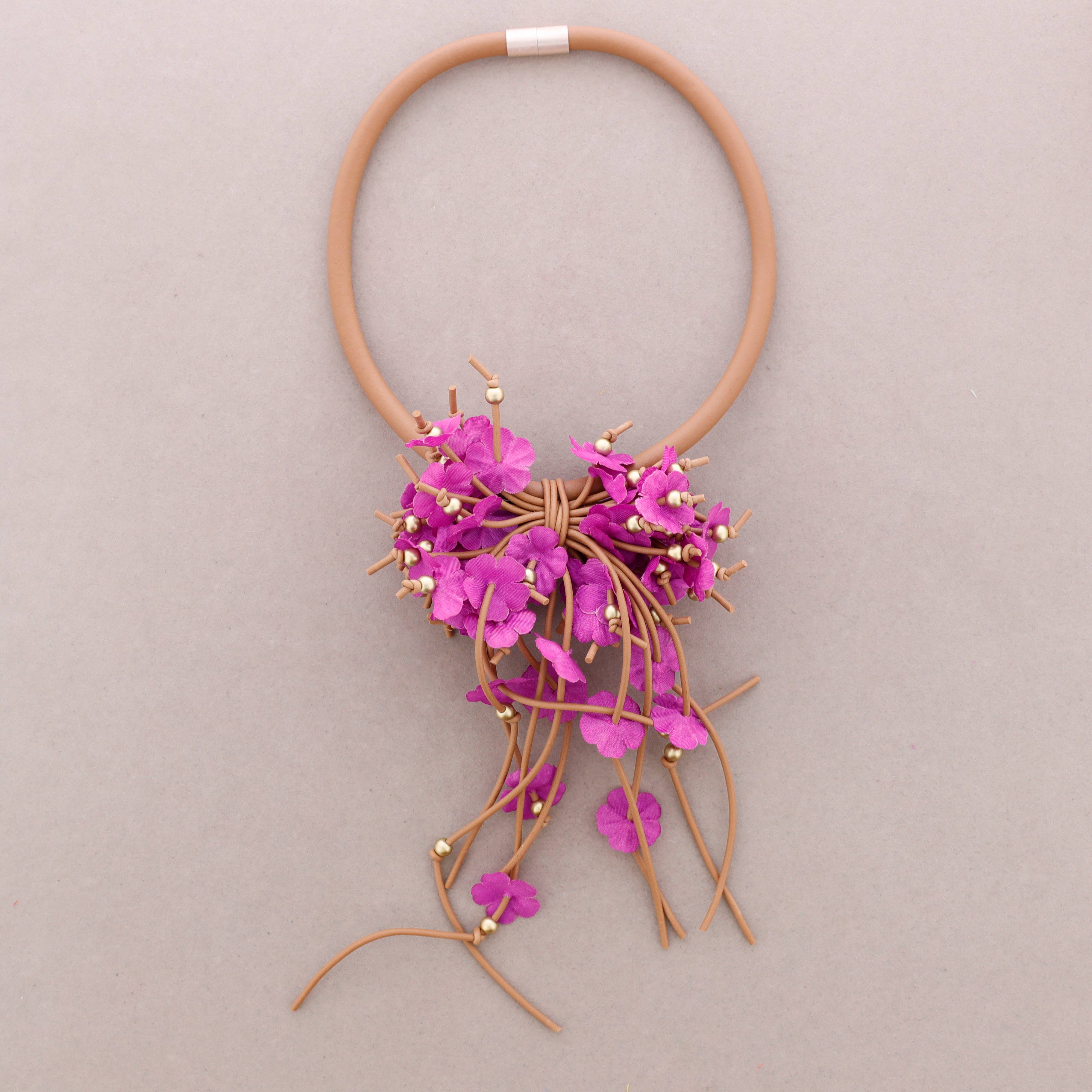 Sonata – wholesale Snap-smycken – Imanhalsband med gummifransar4