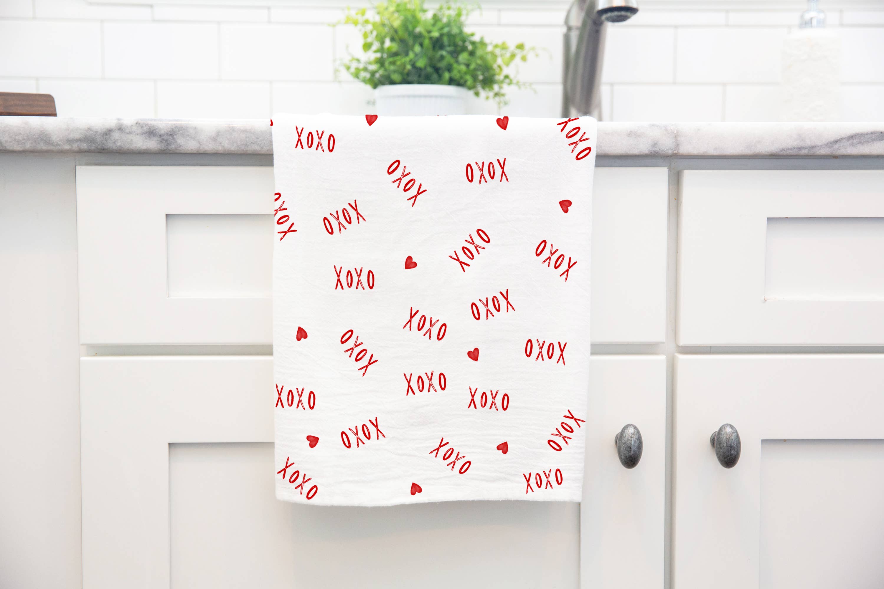 Susan Case Designs - Wholesale Tea Towel - XOXO Hearts Tea Towel – Valentine Kitchen Decor Gift2