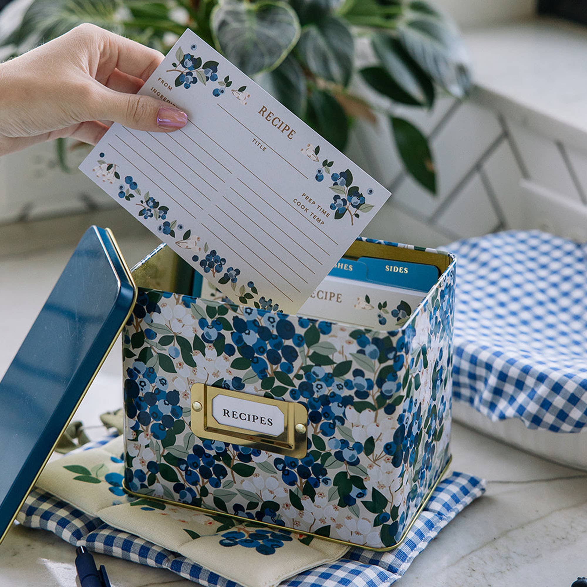 Paper Farm Press - Vente Boîte pour fiches recettes - Boîte à recettes en étain Champ de myrtilles4