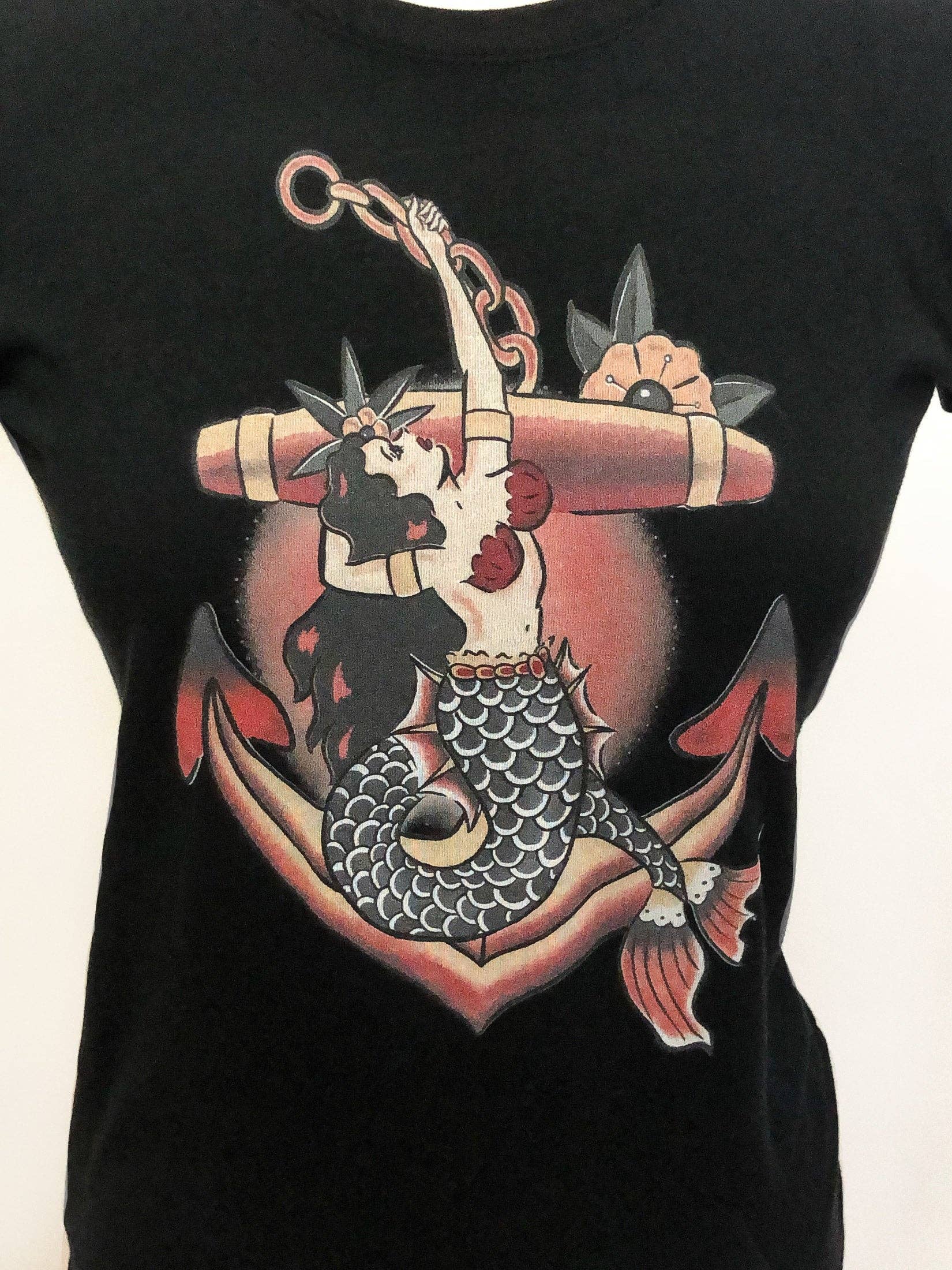 Mischief Made – T-shirt gráfica - Mulher por atacado – Tee de Ligação do Mar Vermelho em Preto2