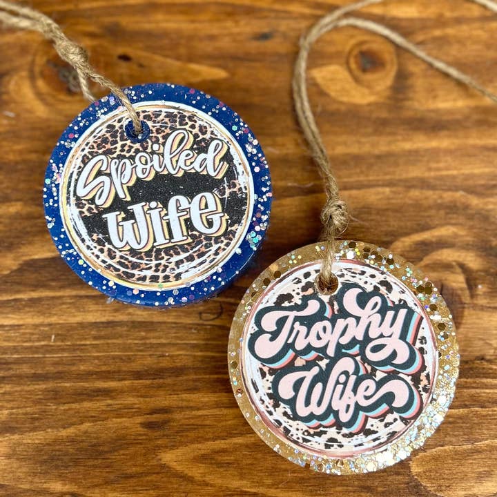 Southern Miss Tx - Vente Désodorisant pour voiture – femme - Vente en gros - Collection TROPHY WIFE & SPOILED WIFE Désodorisants pour voiture