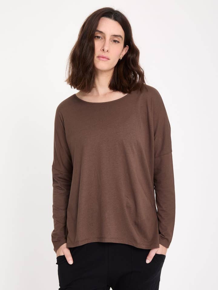 DAKSHA - T-shirt yoga manches longues pour la vente par Yoga Searcher