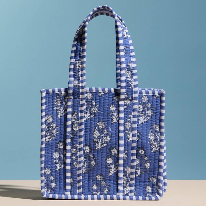 Mini sac fourre-tout matelassé bleu à motif floral – Sac à déjeuner, cadeau et transport quotidien avec poignée en tissu rayé pour la vente par Lilla Haven