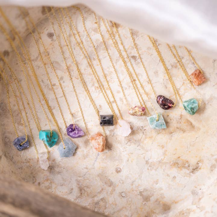 Soul Charms - Vente Colliers à pendentif - Collier Dainty Raw Crystal en or 14 carats et pierre de naissance en argent18