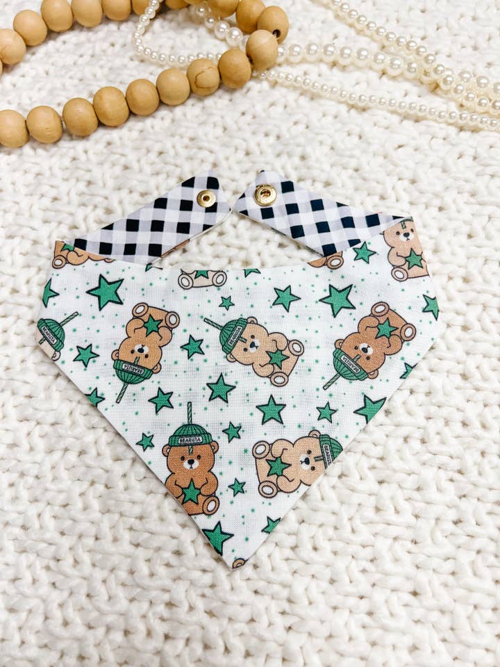 Bandana réversible pour chien White Bear Cup, foulard pour animal avec boutons-pression en métal pour la vente par StellaLoo