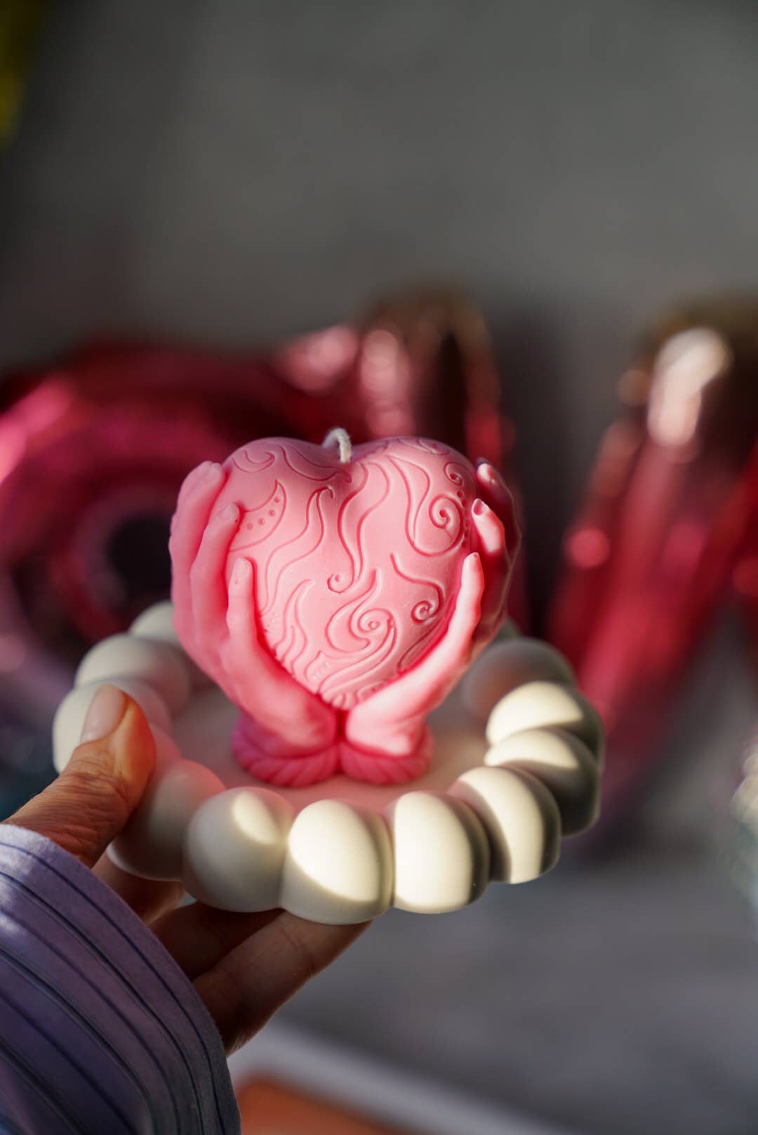 Gokican – wholesale Prydnadsljus – Hands Holding Heart Candle Mors dag Sojavax Heminredning8