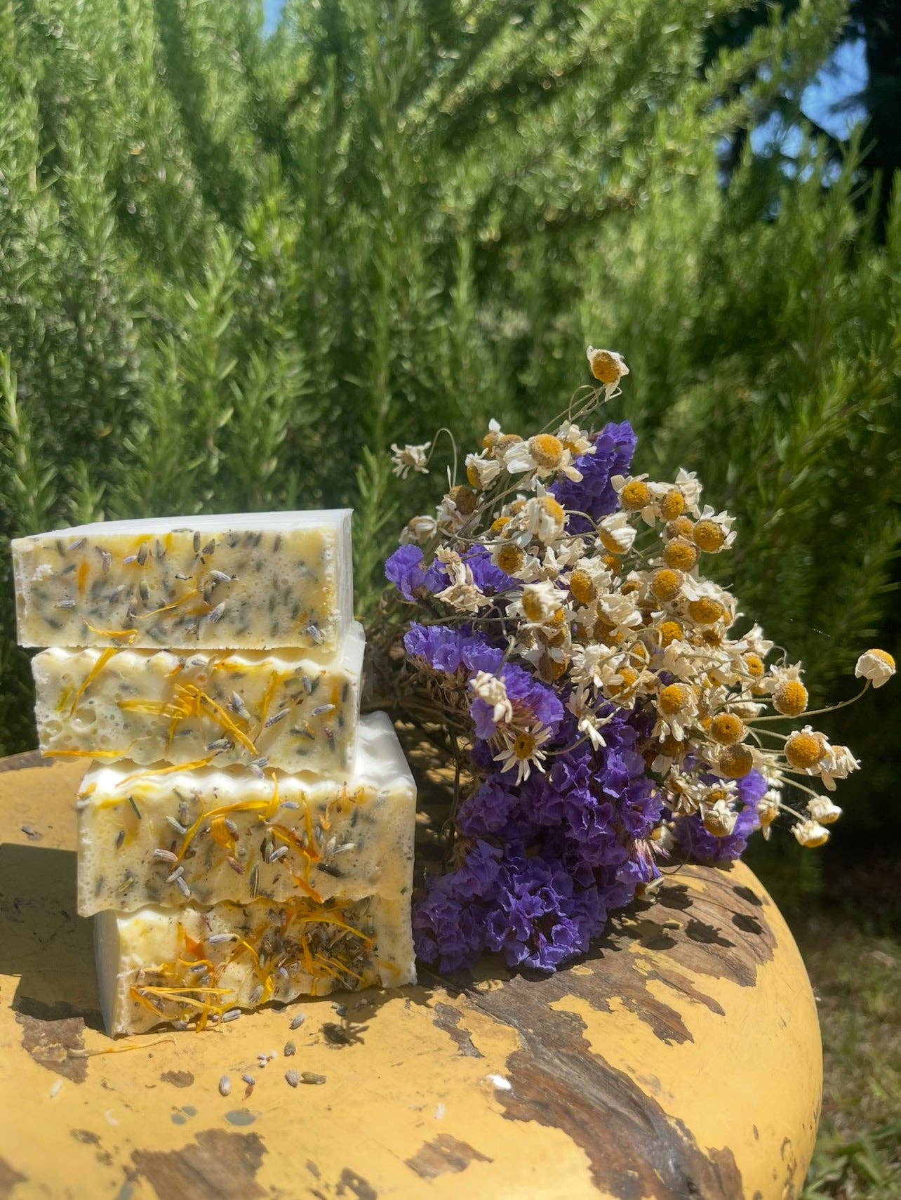 The F.R. Barn – wholesale Tvål – Handgjord tvål med ringblomma, kamomill, lavendel och getmjölk0