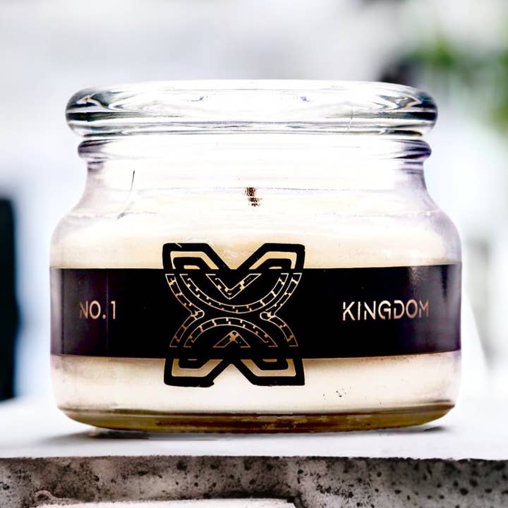 Vela de luxo é feita à mão com uma mistura de cera de coco e abelha, pavio de cânhamo, óleos essenciais e óleos de fragrância não tóxicos. Nº 1 - Reino, Lavanda, Patchouli, Oud (8 oz) por atacado de Slow Burn Flame