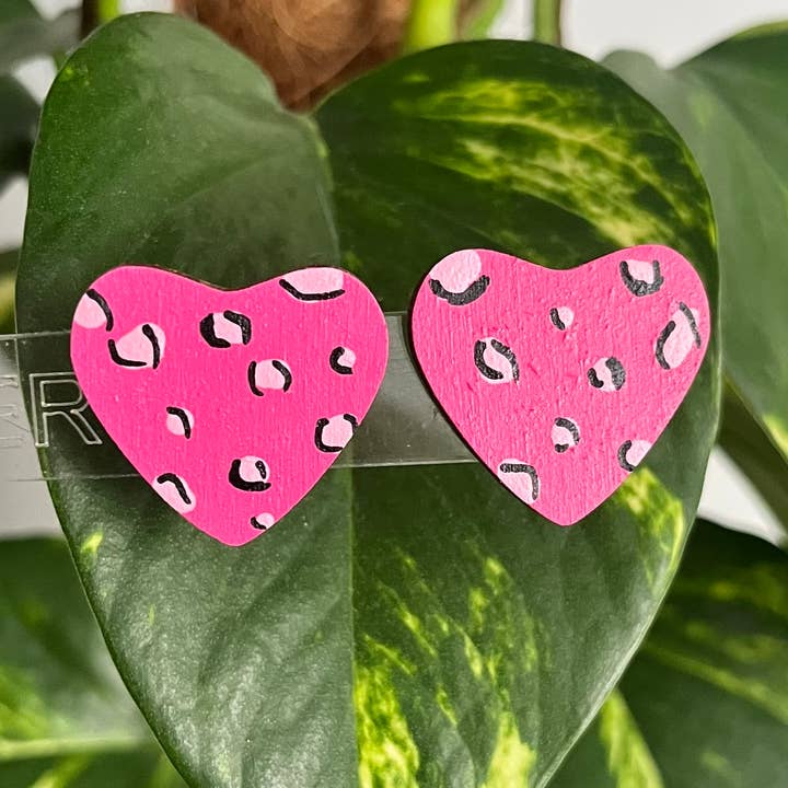 Boucles d'oreilles clous peintes à la main motif cœur imprimé léopard - Rose pour la vente par Soul and Style