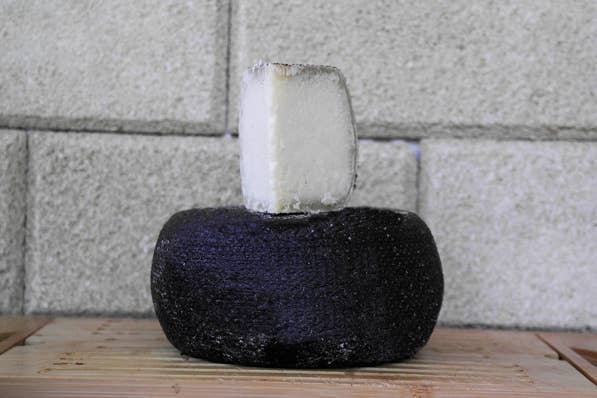 I sapori di una volta s.r.l.s – wholesale Cheese – Pecorino with Absolute Black Peel2