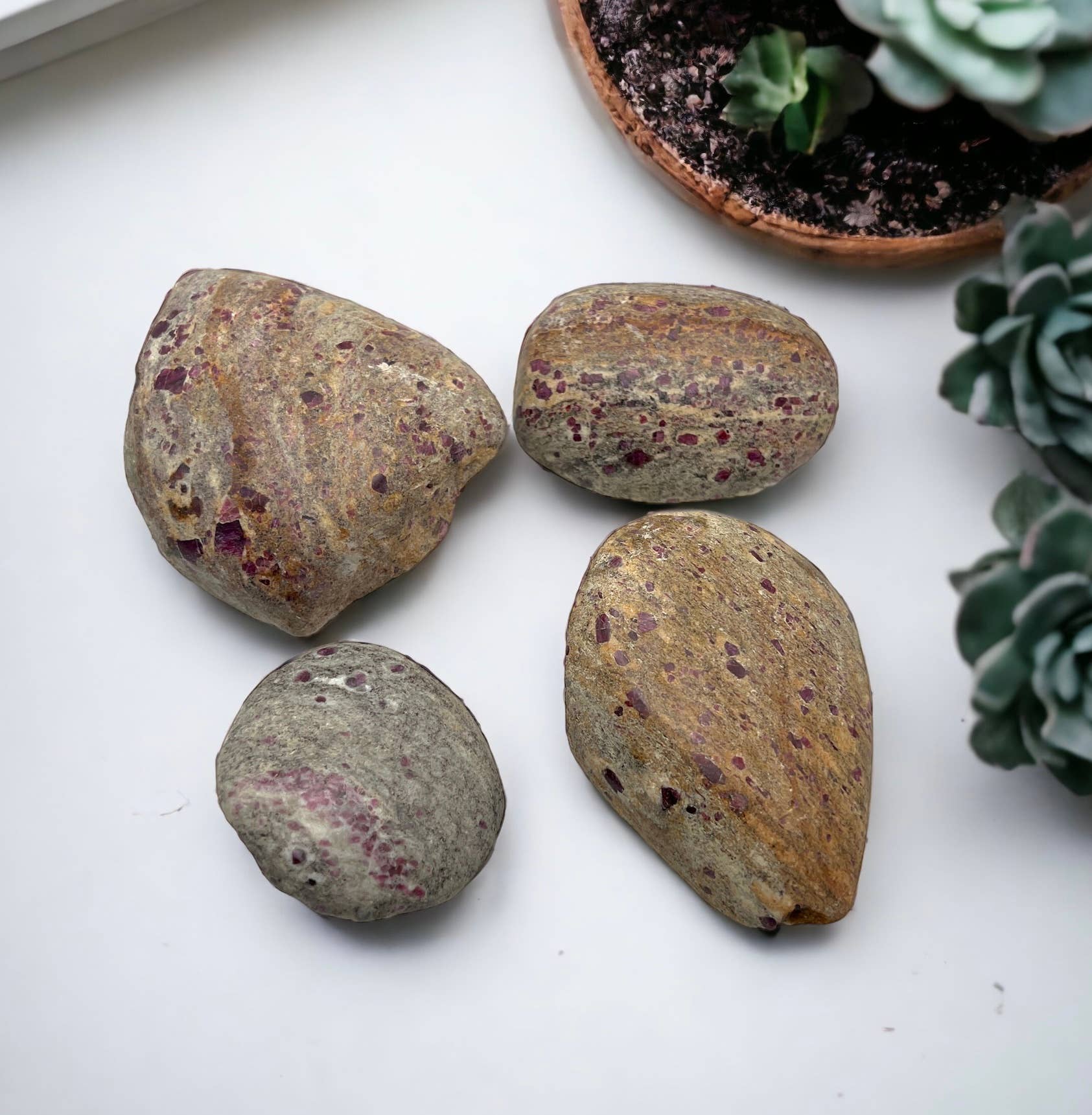 Crystals of India – Großhandel Spiritueller Stein/Kristall – Ruby Albite Einseitiger Nagellack