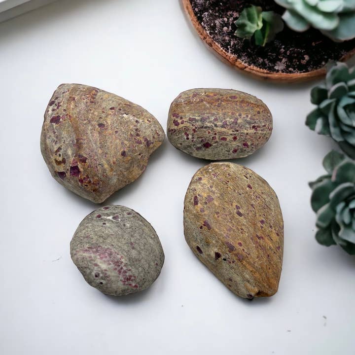 Crystals of India - Vendita all'ingrosso Pietra/cristallo spirituale - Lucidante unilaterale Ruby Albite