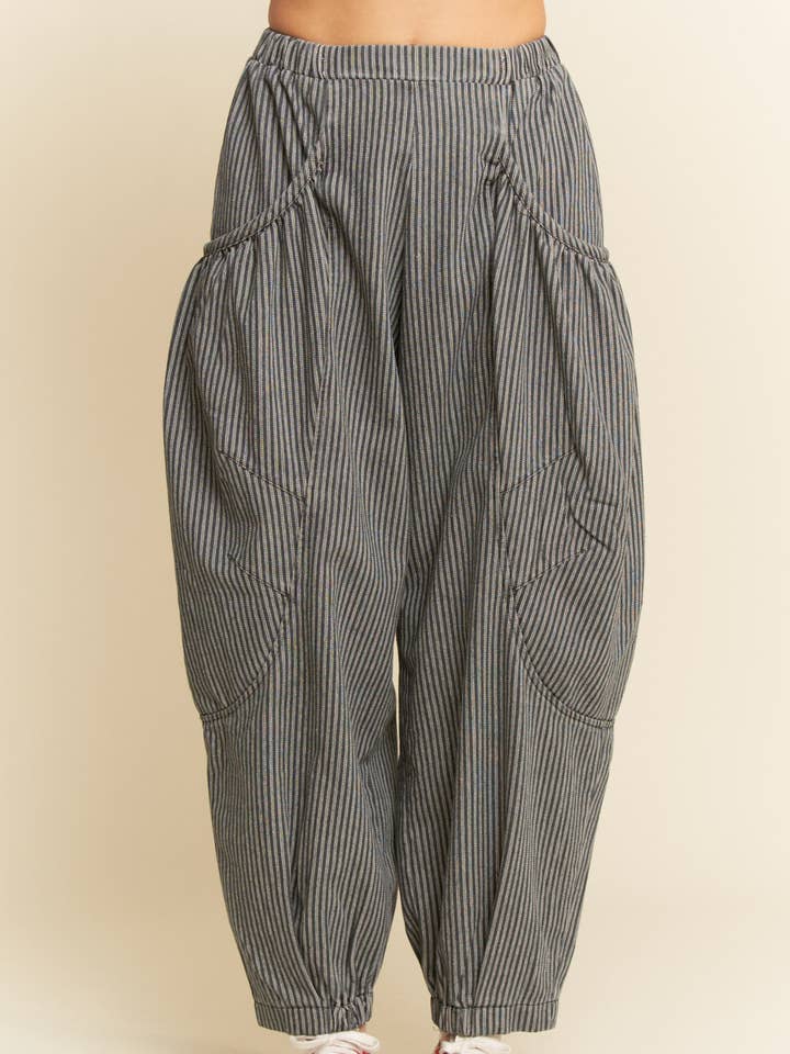 GESTREEPTE DENIM GEDECONSTRUEERDE BARREL JOGGERBROEK voor wholesale door Davi & Dani