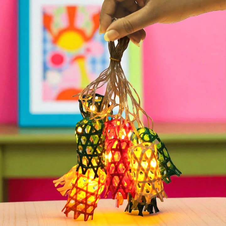 Guirlande de clochettes multicolores éco en bambou tressé faite à la main pour la vente par Zwende