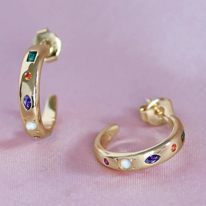 Créoles en forme de kaléidoscope en pierres précieuses pour la vente par Junk Jewels Ltd