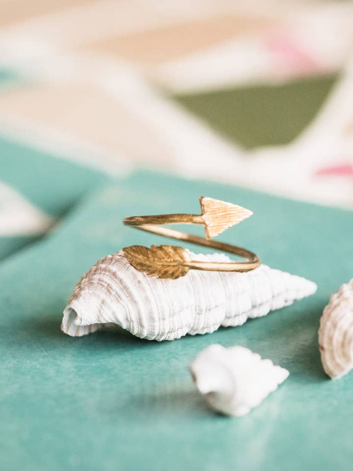 Ring met veer en pijl voor wholesale door Meelah Collections