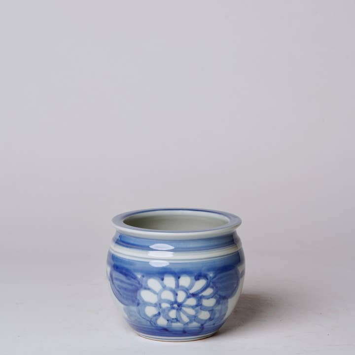 Piccolo vaso in porcellana bianca e blu dipinto a mano con motivi floreali per la vendita all'ingrosso da parte di Cobalt Guild